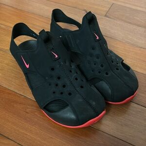 Nike sandals size 3. Barely worn.